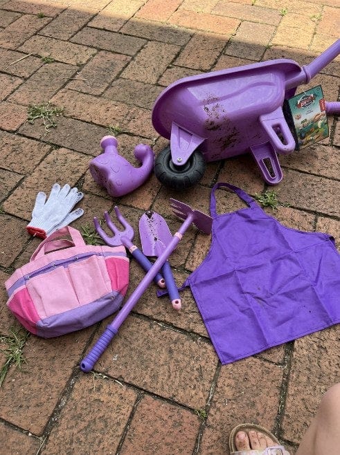 Customer photo review of Kinder Schubkarre Gartenspielzeug Set | Outdoor Gartenwerkzeug ab 3 Jahren
