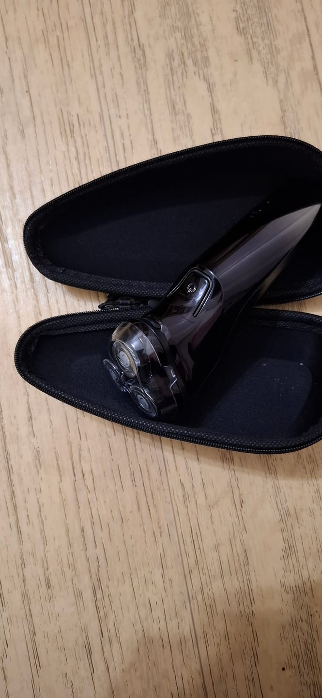 Customer photo review of Rasoir électrique V1 Pro – Lames 4D ultra-précises et tondeuse intégrée pour un rasage net et confortable
