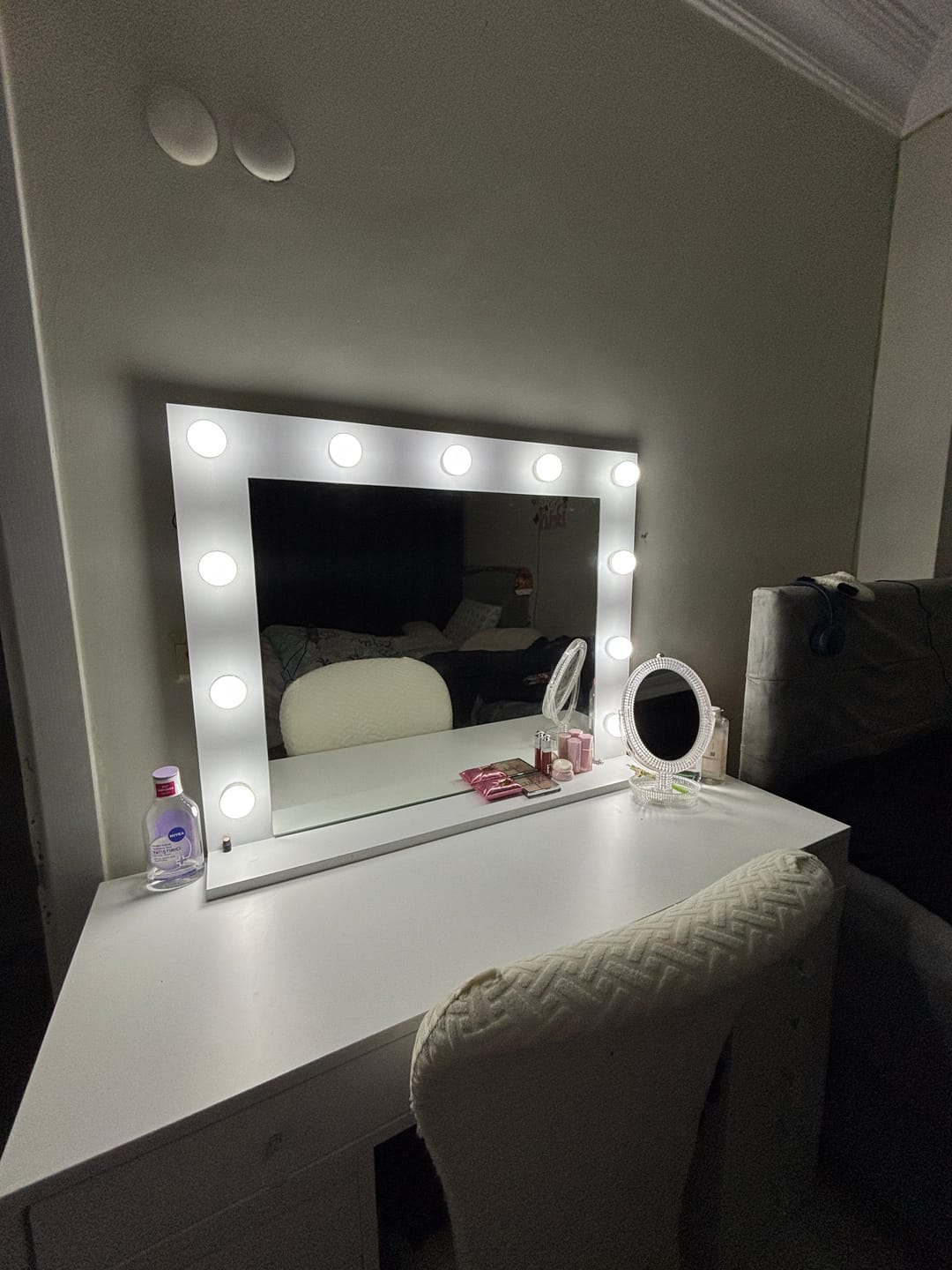 Customer photo review of Rani BJ119 Hollywood Işıklı Aynalı Kulis Makyaj Masası 13 Çekmeceli Takı Düzenleyici Beyaz