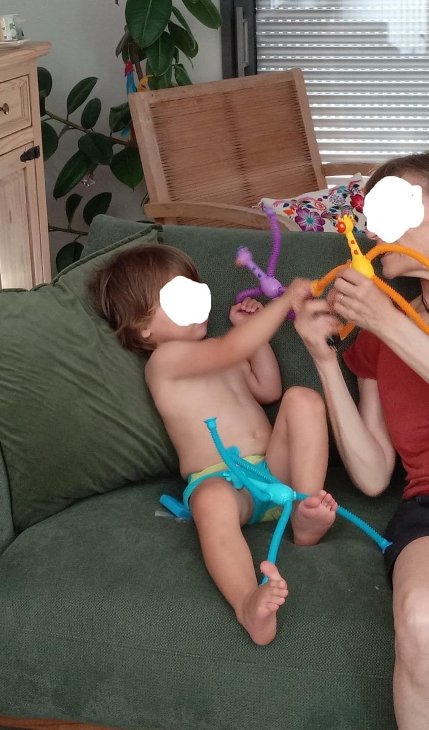 Customer photo review of Dehnbare Giraffe Fidget Toy | Saugnapf Sensorik Röhren Stressabbau Antistress