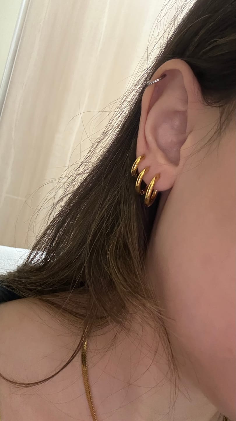 Customer photo review of Trio de Brincos de Argola Slim Banhado em Ouro 18k