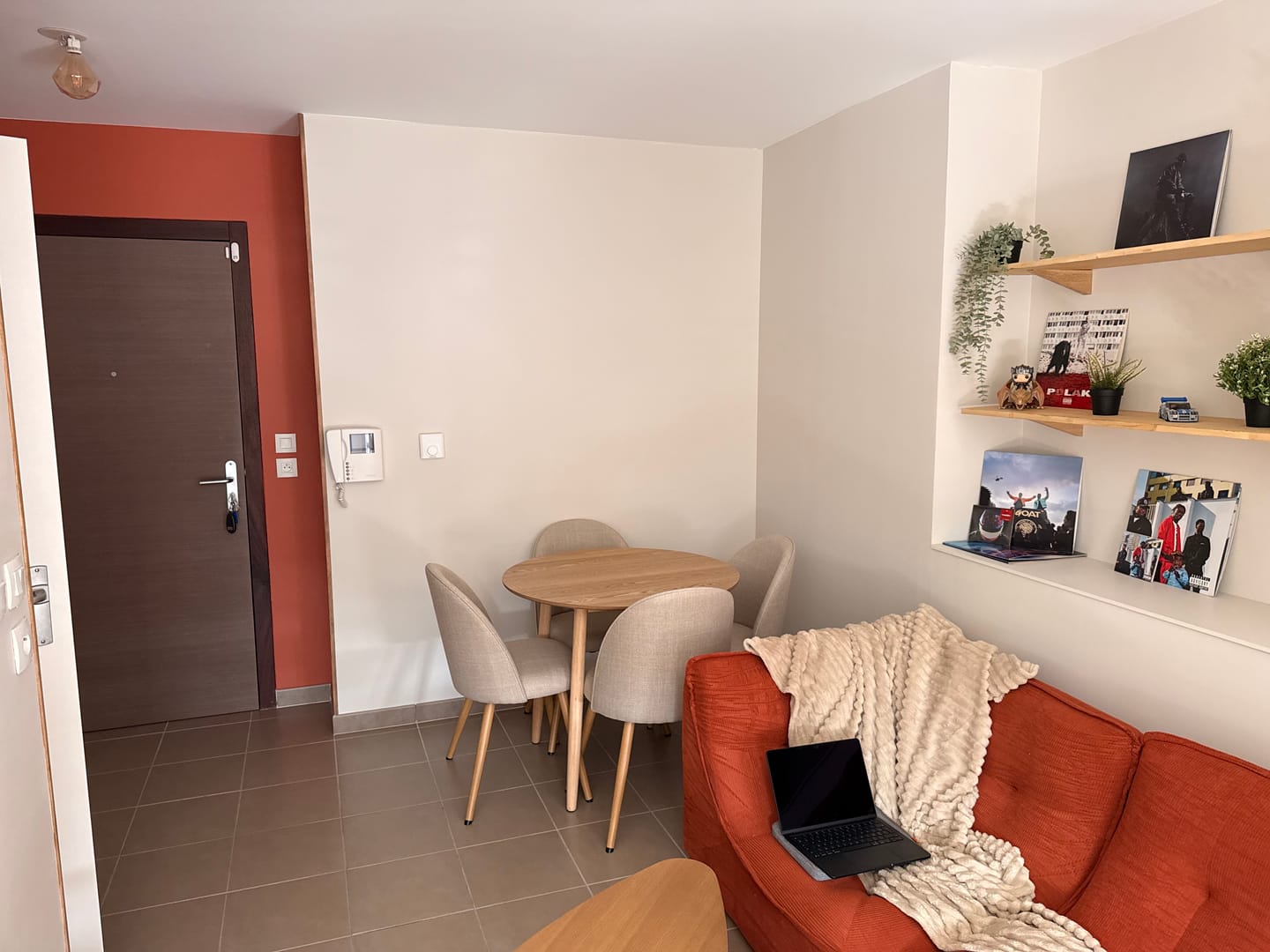 Customer photo review of TRADITION - Table à manger ronde 4 personnes en pin massif D90 coloris naturel