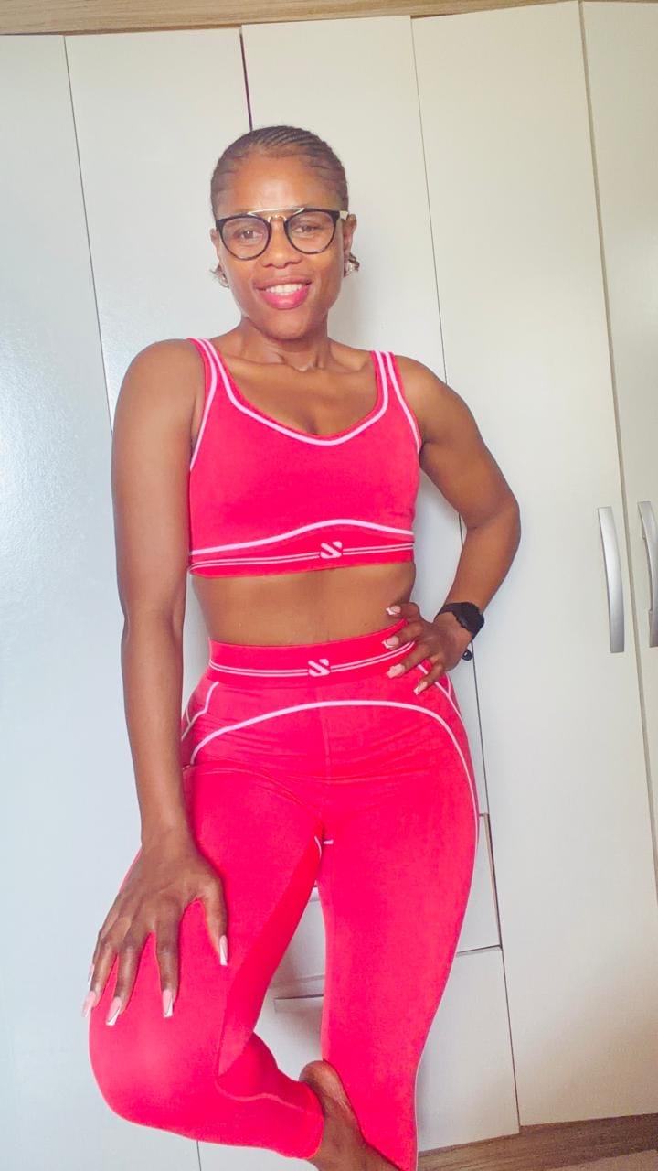 Customer photo review of Contrast Piping Gym Set for Women