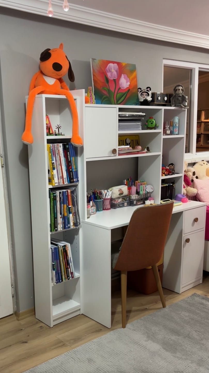 Customer photo review of Rani HA128 Kitaplıklı Raflı 2 Kapaklı 1 Çekmeceli Çalışma Ofis Bilgisayar Masası Beyaz