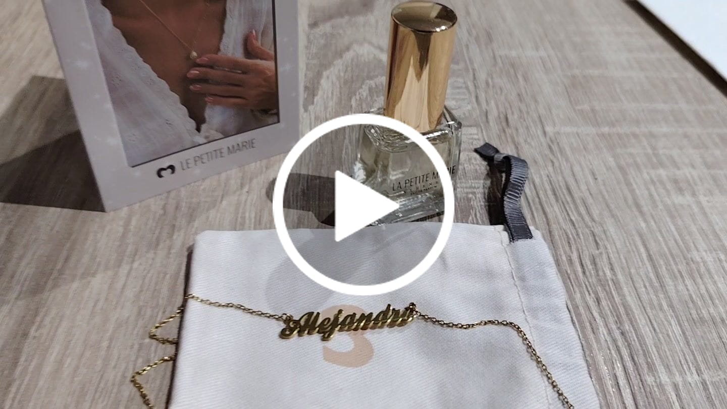 Customer video review of Collar Nombre - Personalizado