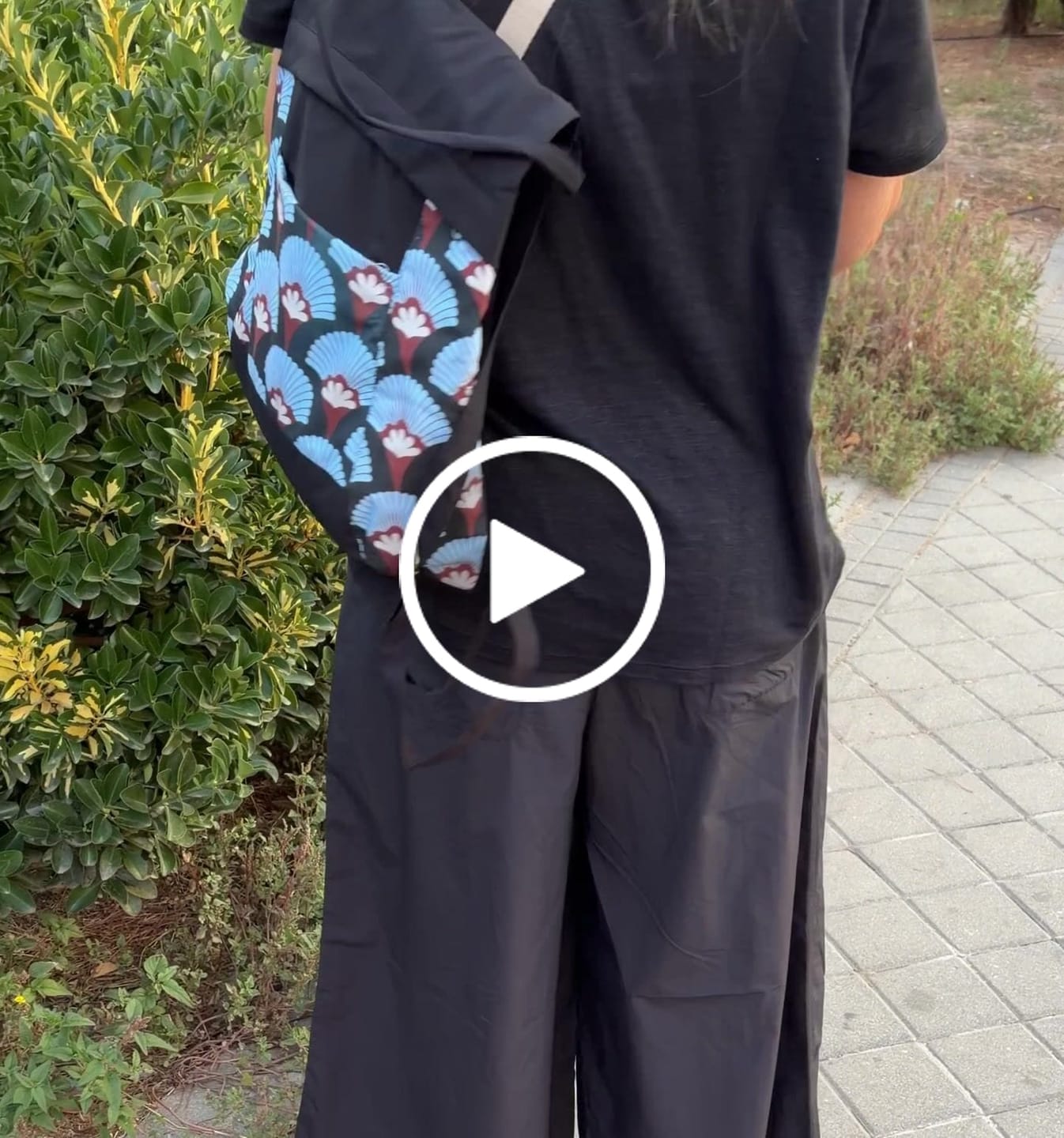 Customer video review of Mochila Impermeable "Bhaktapur" Retro Blue · Pieza Exclusiva 19424