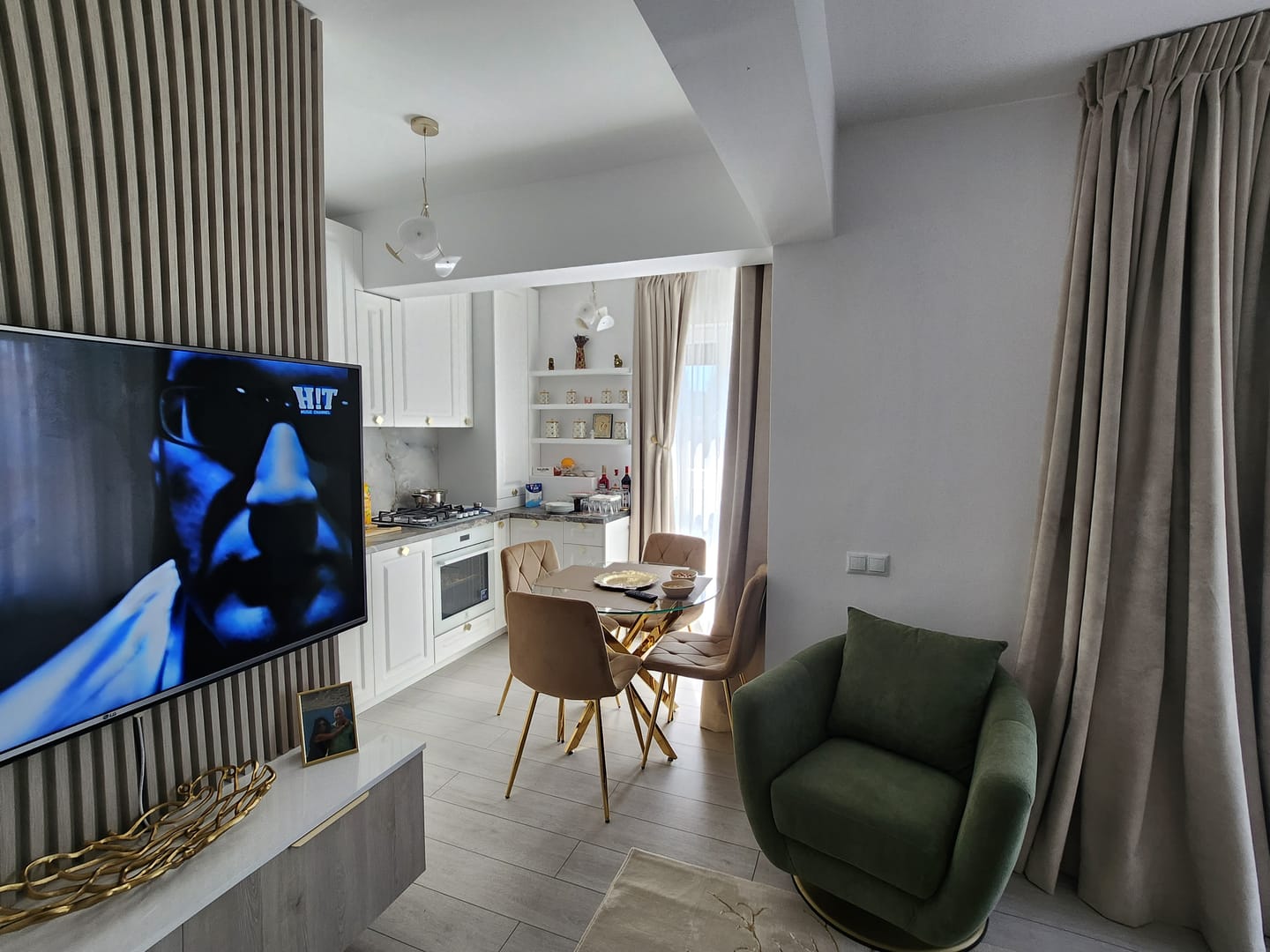 Customer photo review of Masa AGIS, transparent/auriu, sticla securizata/metal, 90x90x75 cm