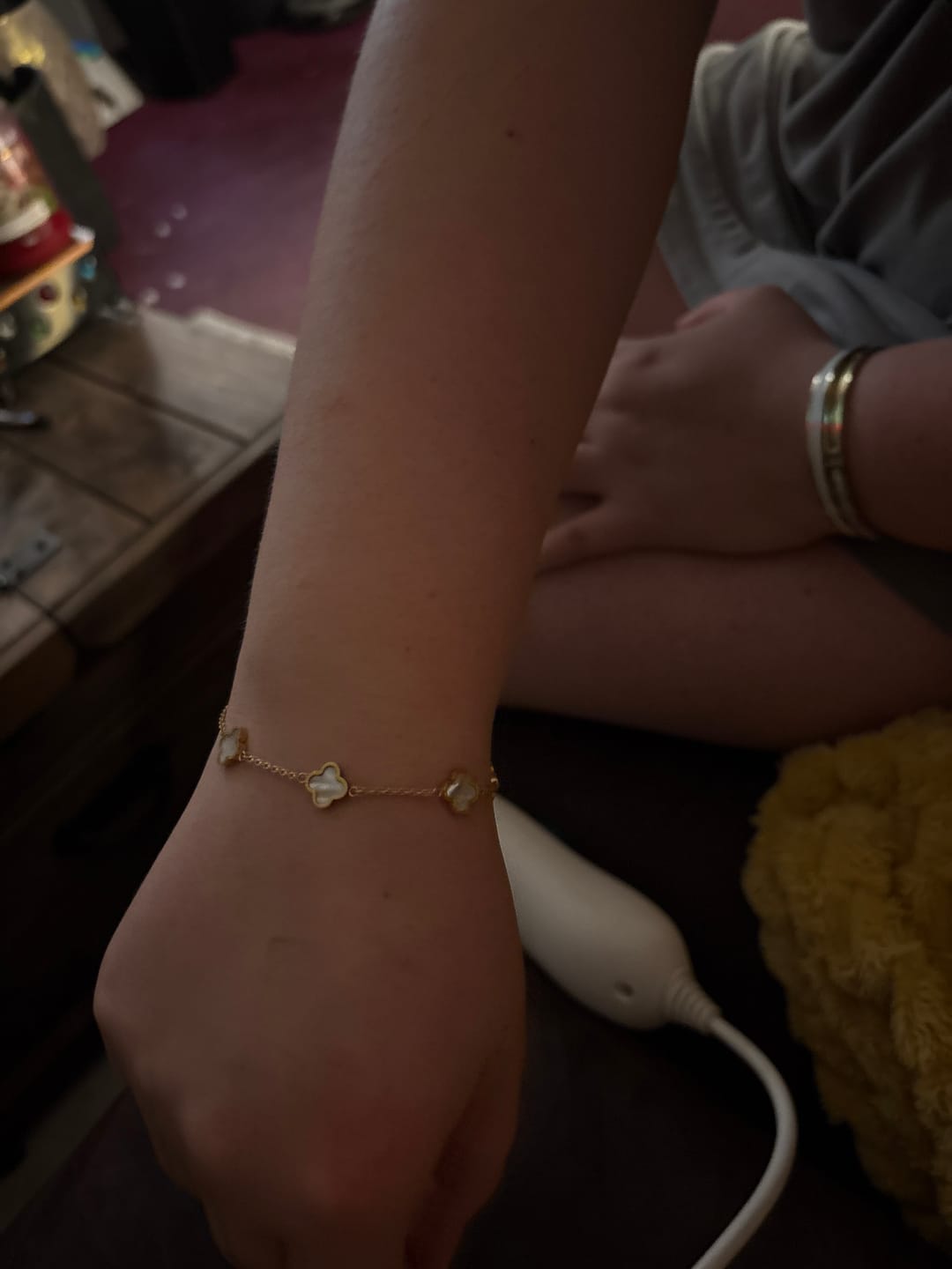 Customer photo review of Mini Clover Perlmutt Armband | 18K vergoldet