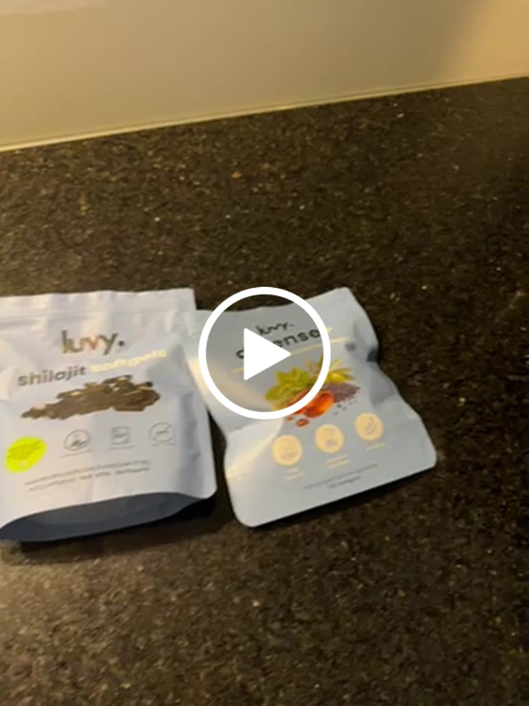 Customer video review of DEFENSE+ 3-in-1 Darmkur | Oregano, Schwarzkümmel & Olivenblatt Softgels