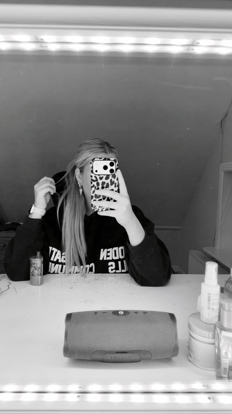 Customer photo review of GATED COMMUNITY HOODIE NAVY