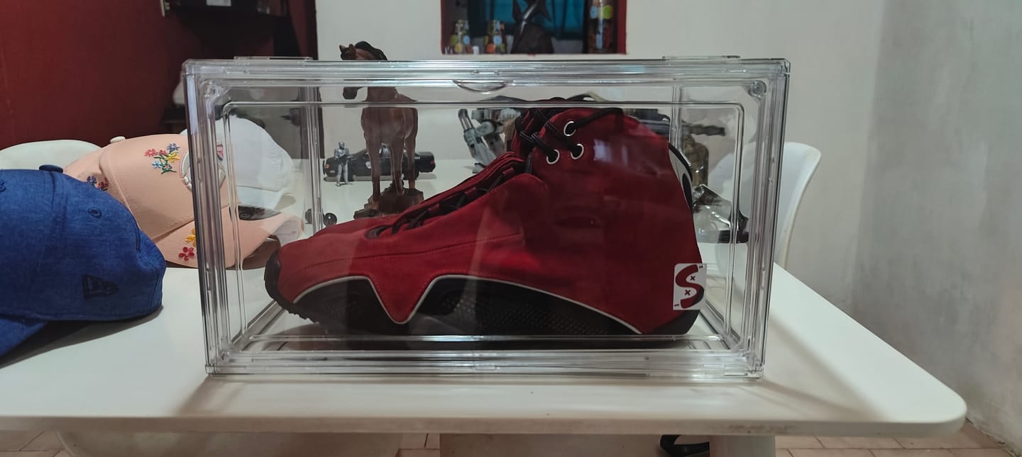Customer photo review of Playoff Box - Cajas Transparentes Premium Para Sneakers Cierre Magnético Apertura Lateral
