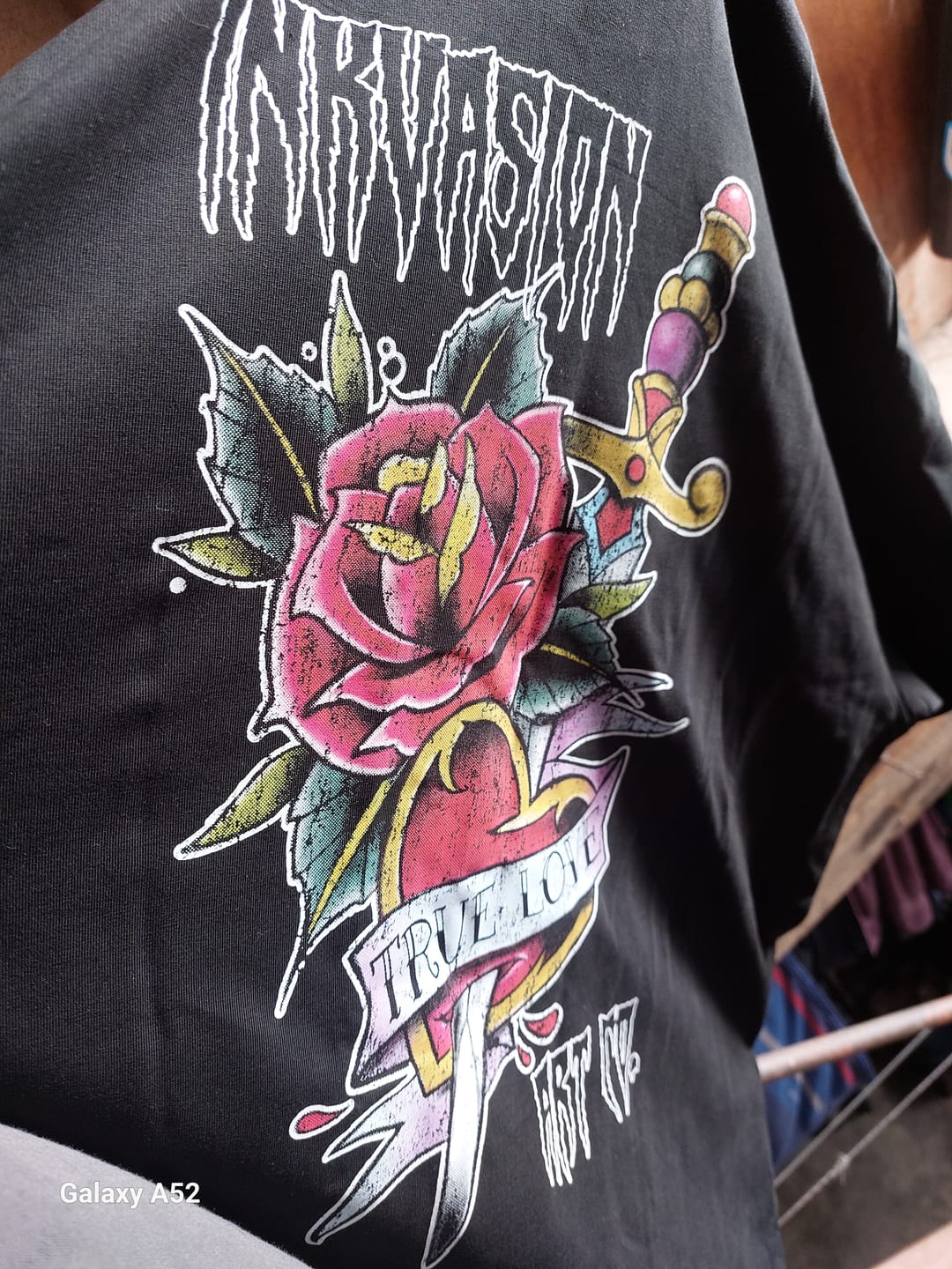 Customer photo review of POLERA NEGRA TRUE LOVE TRAD. TATTOO