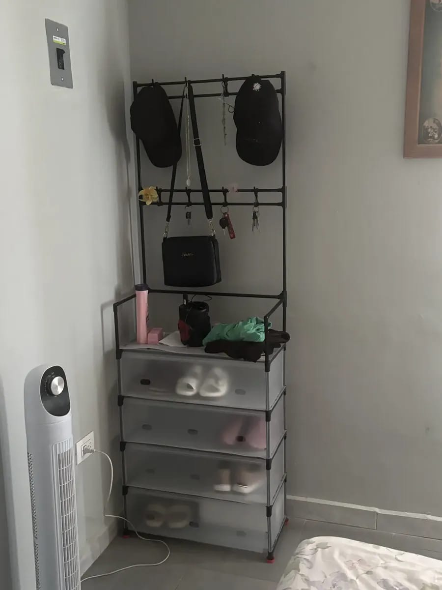 Customer photo review of Organizador Multifuncional 4 Niveles 👟 Tendedero, Zapatero y Perchero con Cajones