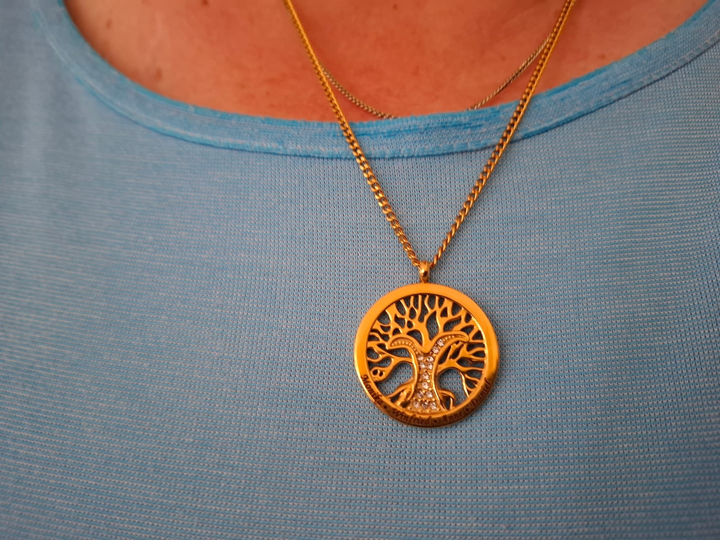 Customer photo review of Personalisierte Lebensbaumkette mit Zirkoniasteinen