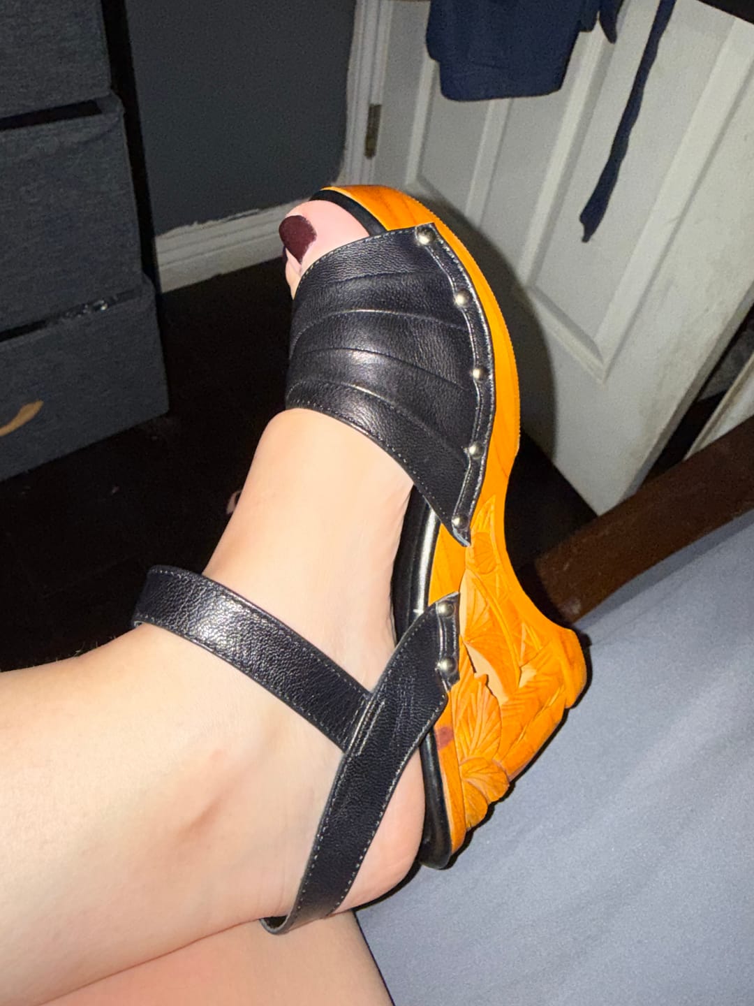 Customer photo review of Souvenir with ankle strap / hand-carved wood wedge shoes / Black