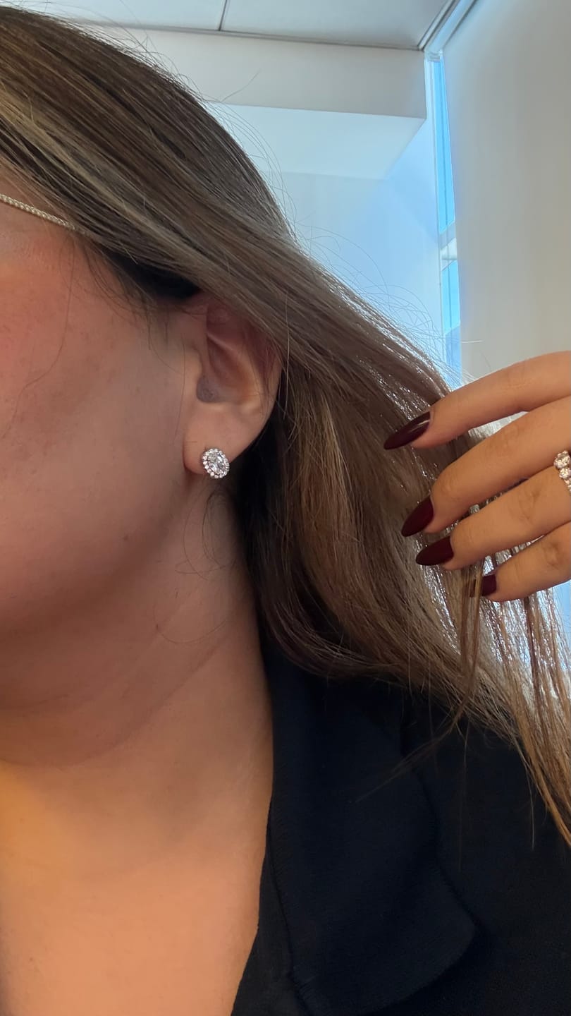 Customer photo review of Par Arete Ovalado Con Contorno Zirconias
