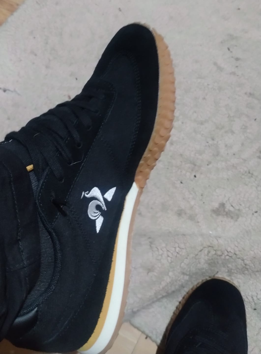 Customer photo review of Zapatillas Le Coq Sportif Veloce Soft Negro Amarillo Spruce