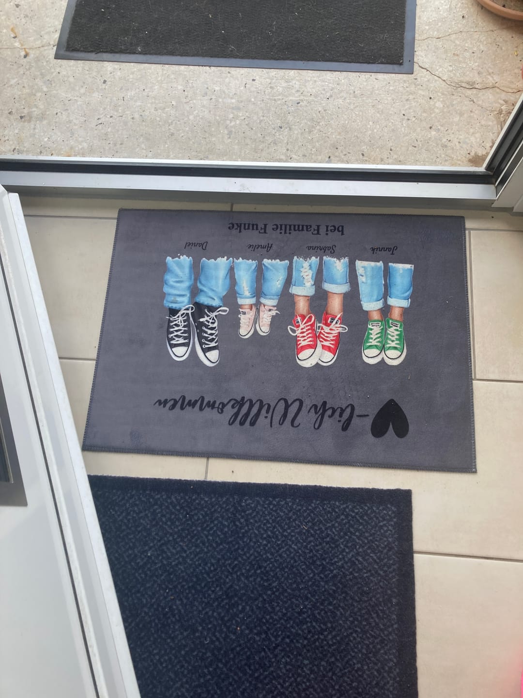Customer photo review of Hier leben, lieben & streiten wir - Personalisierte Familien Fußmatte (2-8 Personen)