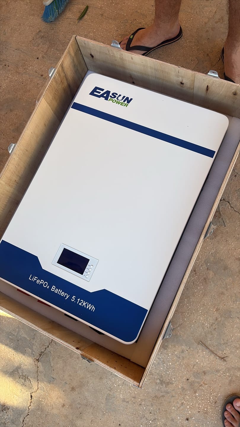 Customer photo review of Batteria Accumulo Solare LiFePO4 5kWh 51.2V 100Ah da Parete | Easun