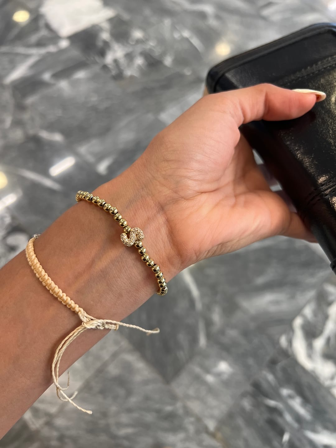 Customer photo review of Pulsera Dorada Con Inicial Mini Bubble Zirconia