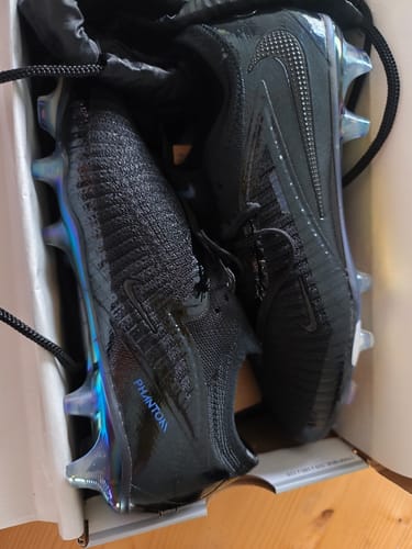 Customer's Nike Phantom 6 chaussures de football noires dans leur boîte d'origine.