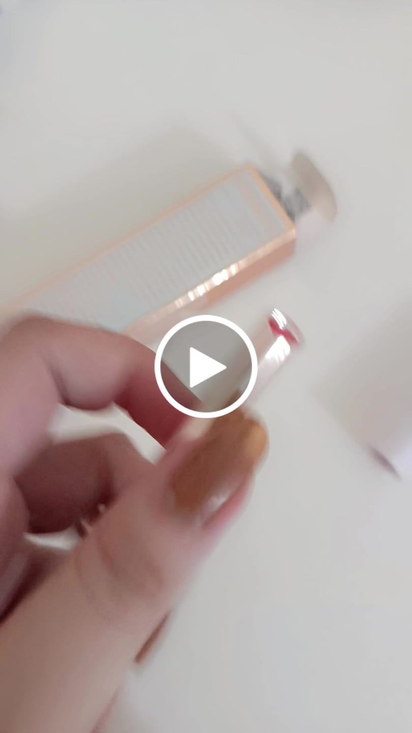 Customer video review of O.TWO.O MOIST COLOR CHANGING LIP BALM