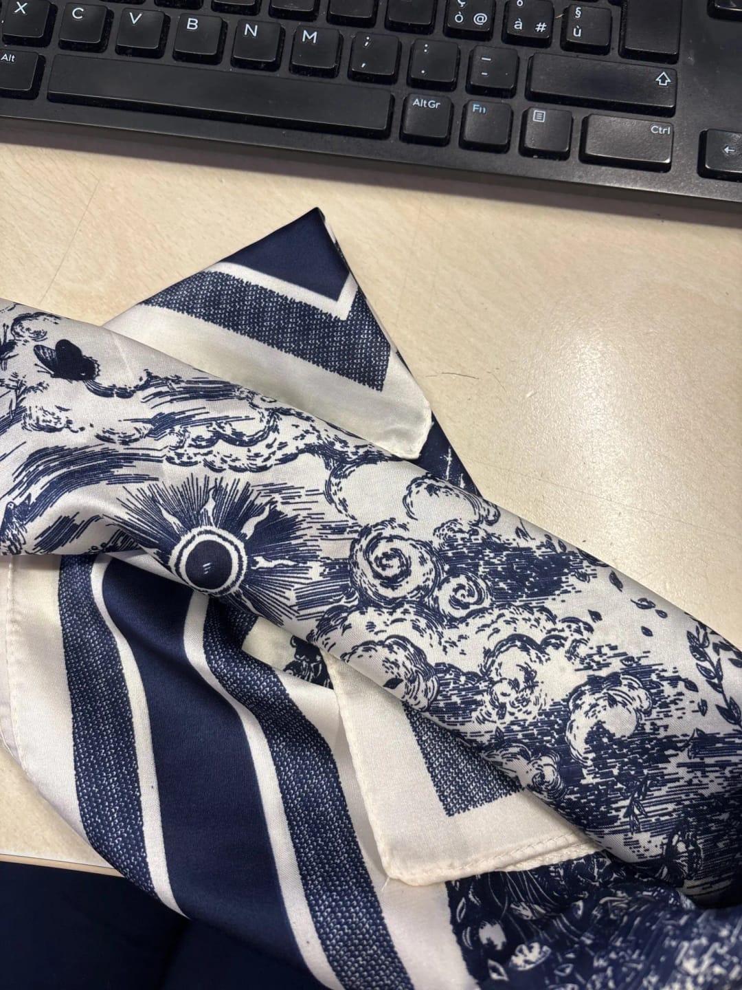 Customer photo review of Foulard Satiné Premium Rayures Marine - Effet Soie