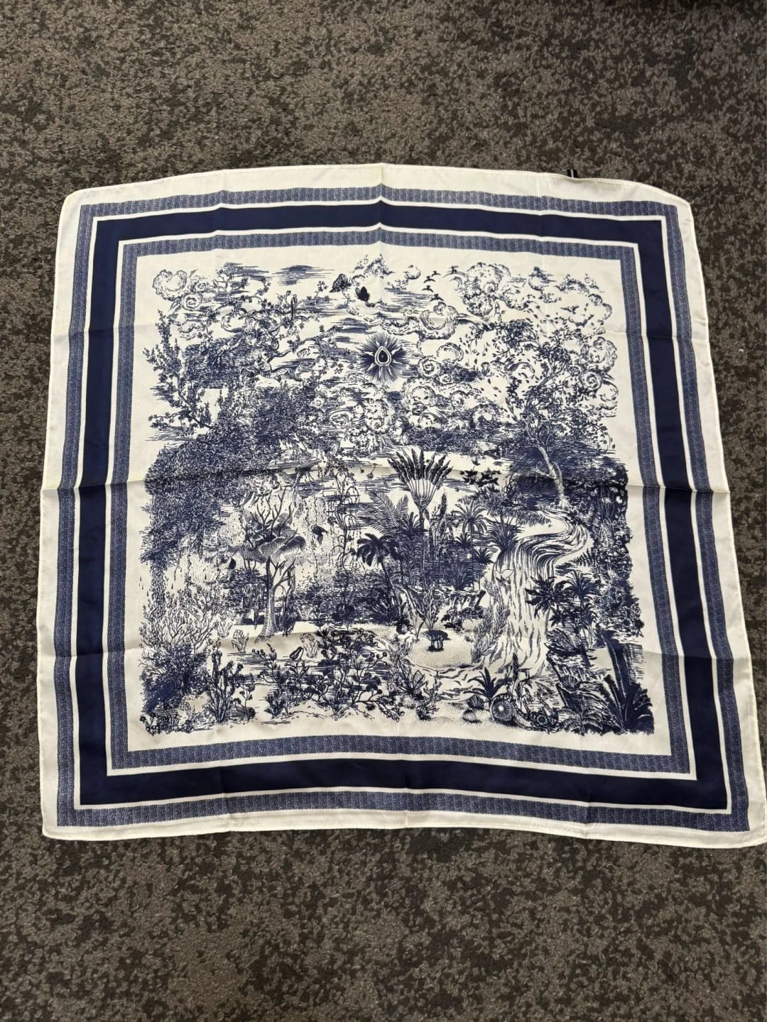 Customer photo review of Foulard Satiné Premium Rayures Marine - Effet Soie