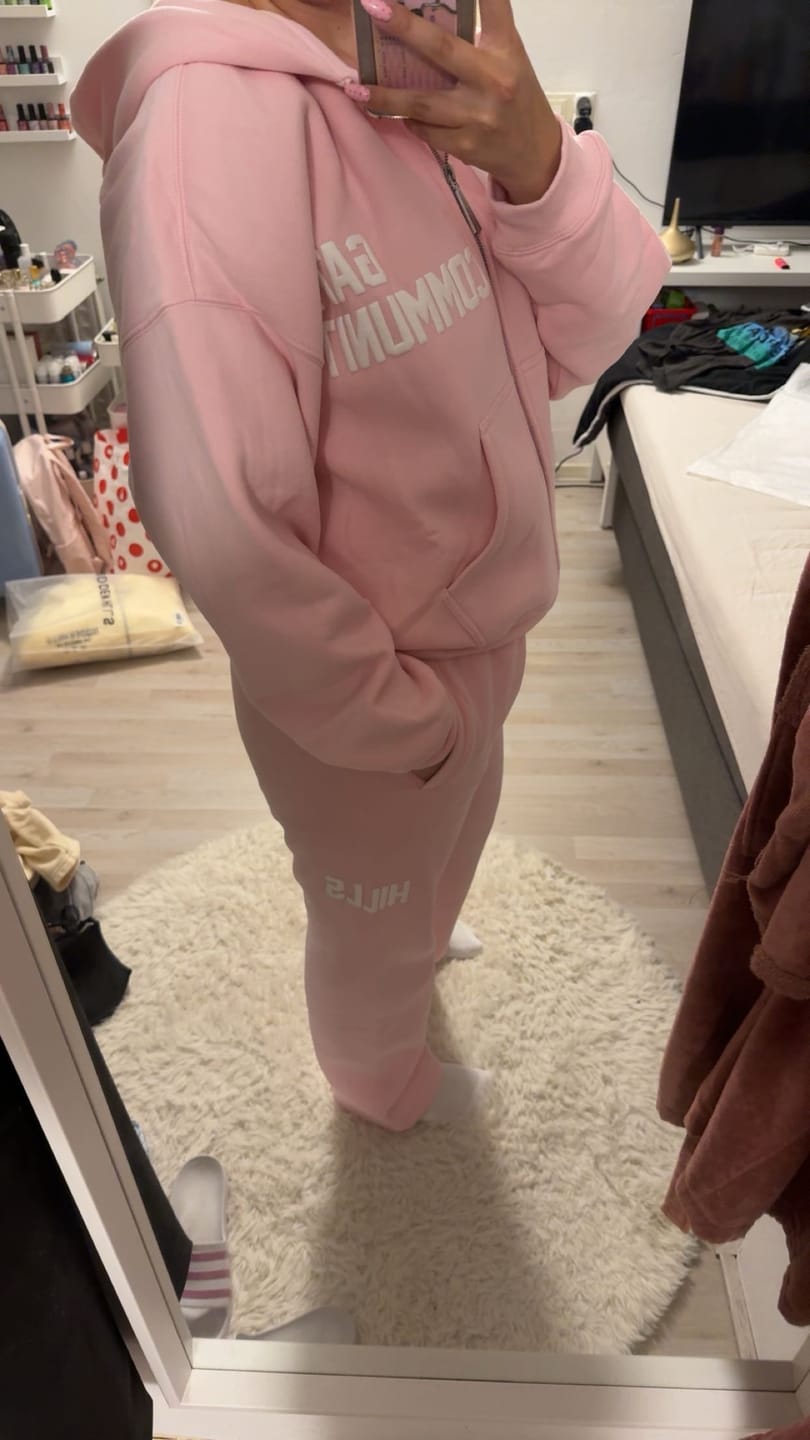 Customer photo review of GATED COMMUNITY STRAIGHT LEG SWEATPANTS LIGHT PINK