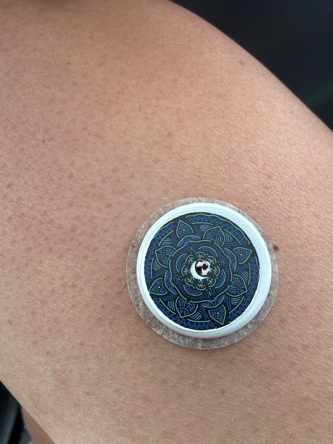 Customer photo review of Sets of 9 stickers for Freestyle Libre 2 Sensor with reusable tin box + 1 free keychain - MANDALA SERIE