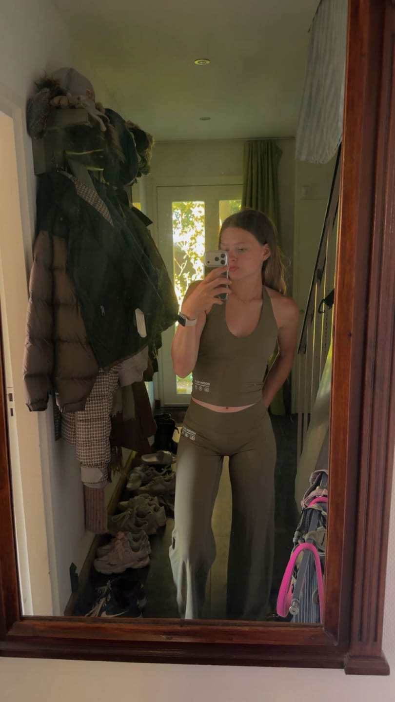 Recenzja zdjęciowa klienta dotycząca spodni ACTIVE STRAIGHT LEG PANTS SAGE