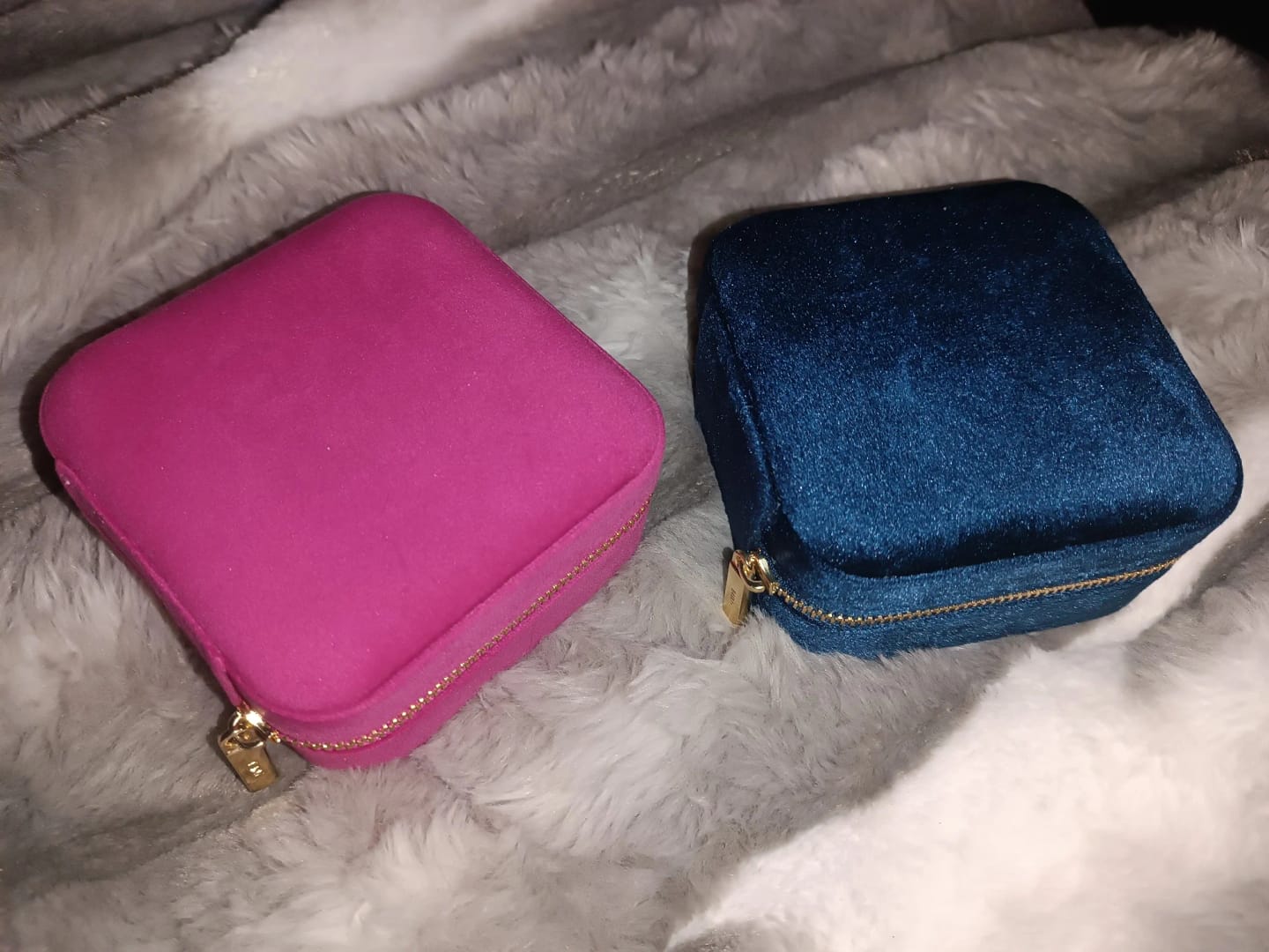 Customer photo review of Velvet Ring and Jewelry Box with Flip Lid, with or without Mirror
