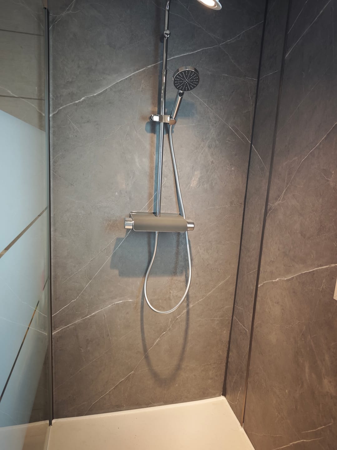 Customer photo review of Panneau Mural Salle De Bain SPC Mercury Gris Clair Mat - Anti Rayure 260 x 120 CM