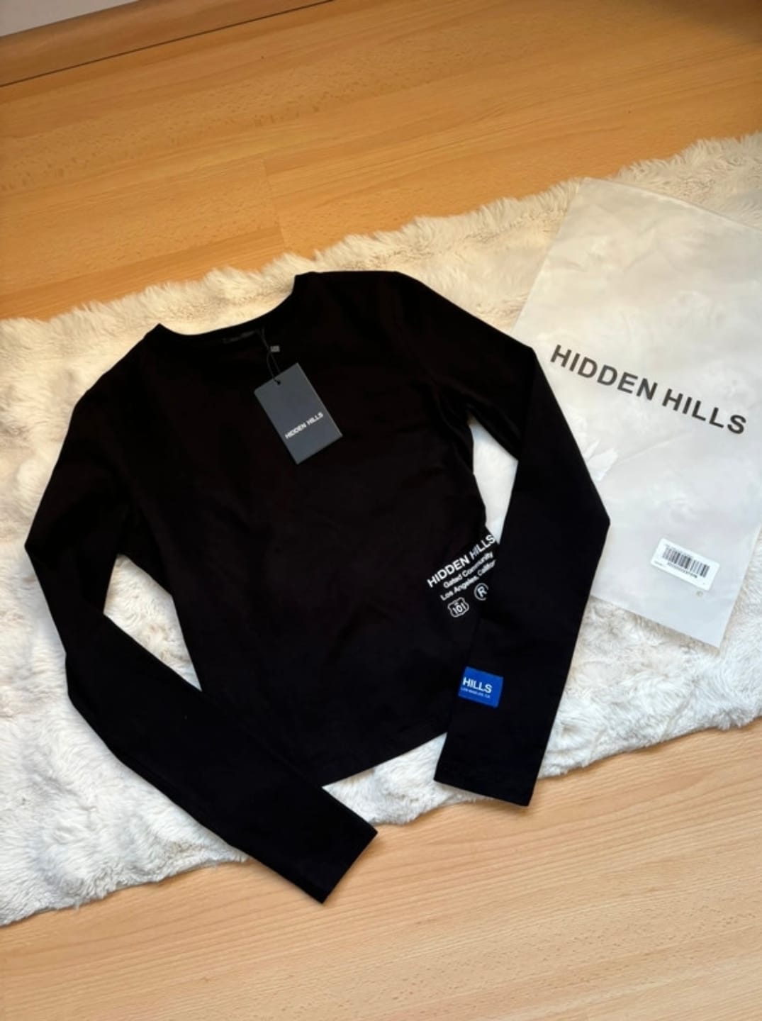 Customer photo review of LABEL LONGSLEEVE TOP BLACK
