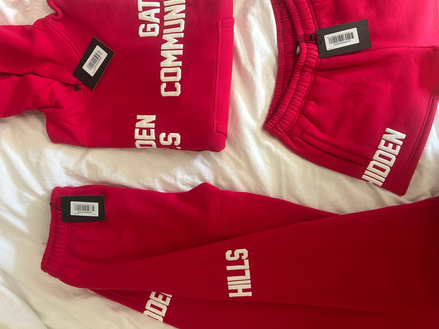 Kundenbewertung mit Foto zu den „GATED COMMUNITY STRAIGHT LEG SWEATPANTS RASPBERRY RED“