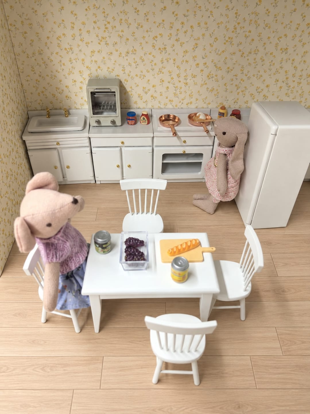 Customer photo review of 1:12 Scale Dollhouse Miniature Room Box - The Patience Pie in the Kitchen