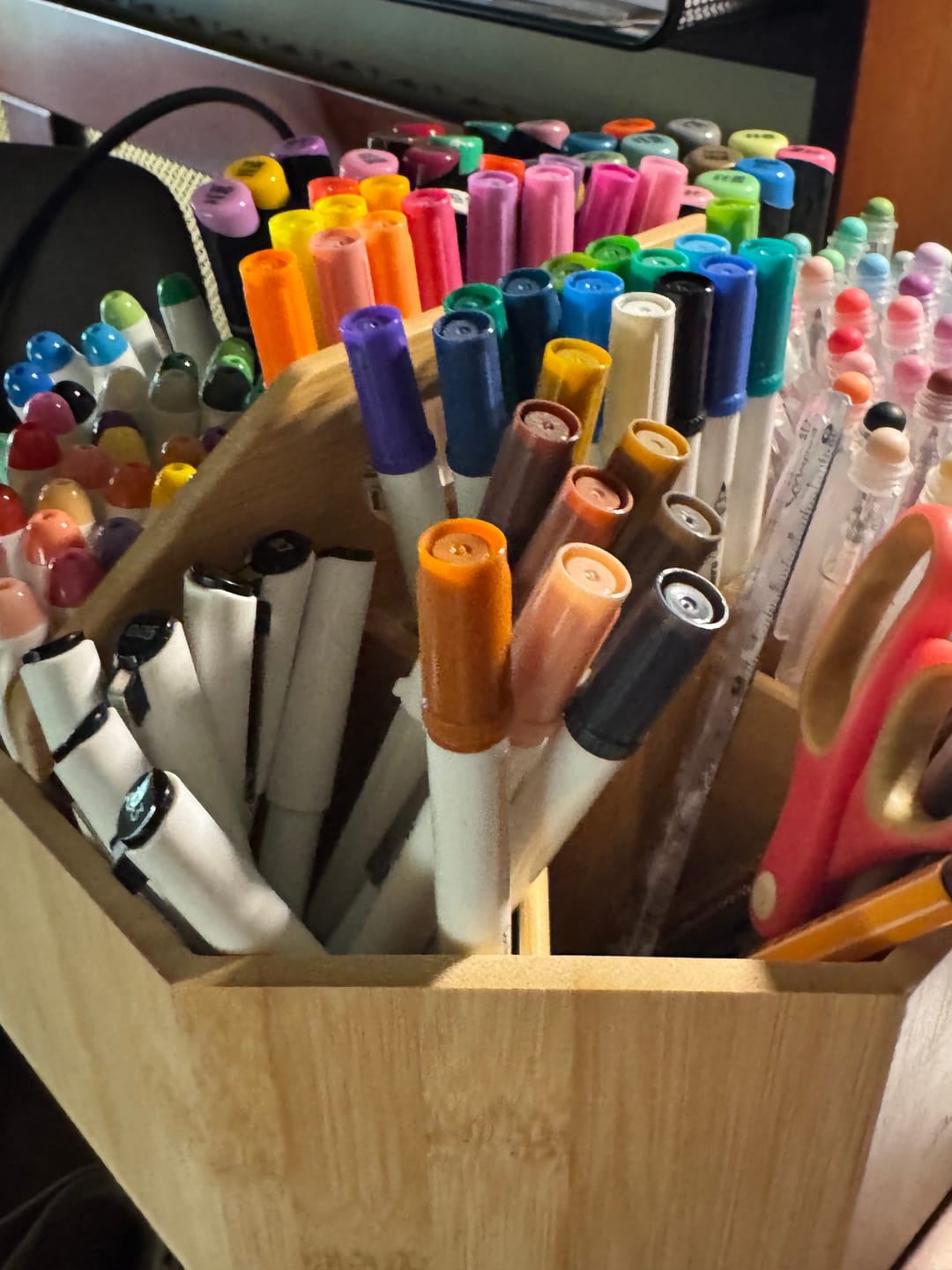 Customer photo review of Ohuhu 360° Bamboo Rotating Marker Organizer